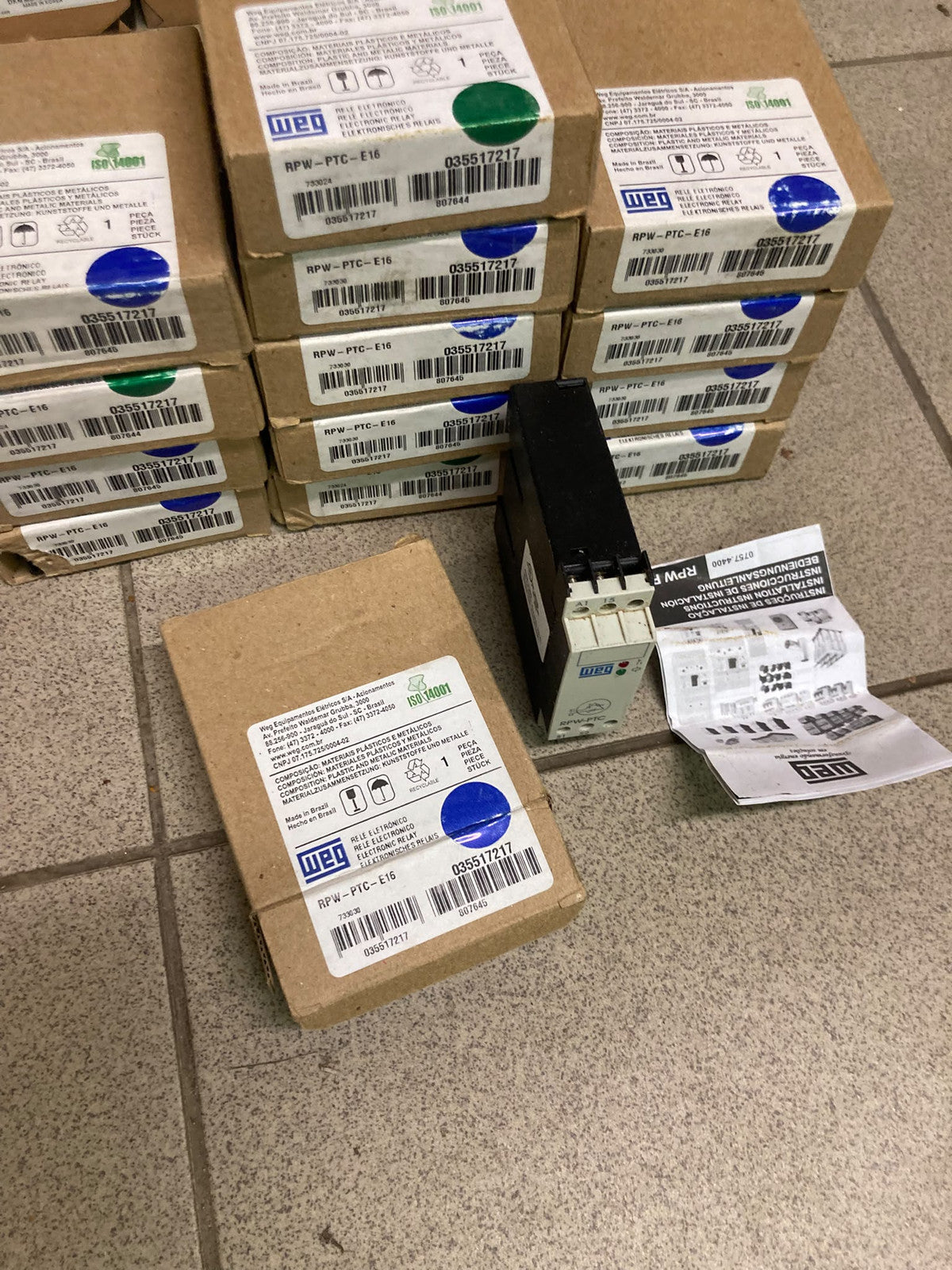Stock of boxed WEG RPW-PTC-E16 relays with one unit and its leaflet