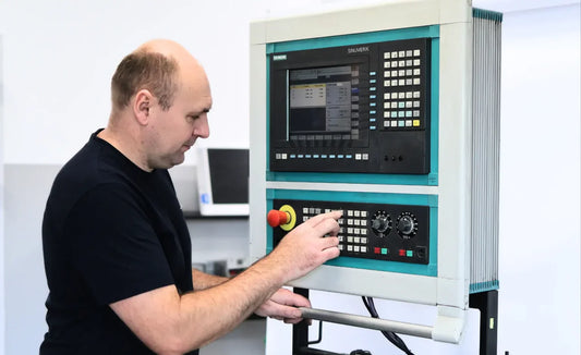 A man working with Siemens panel 840d sinumerik