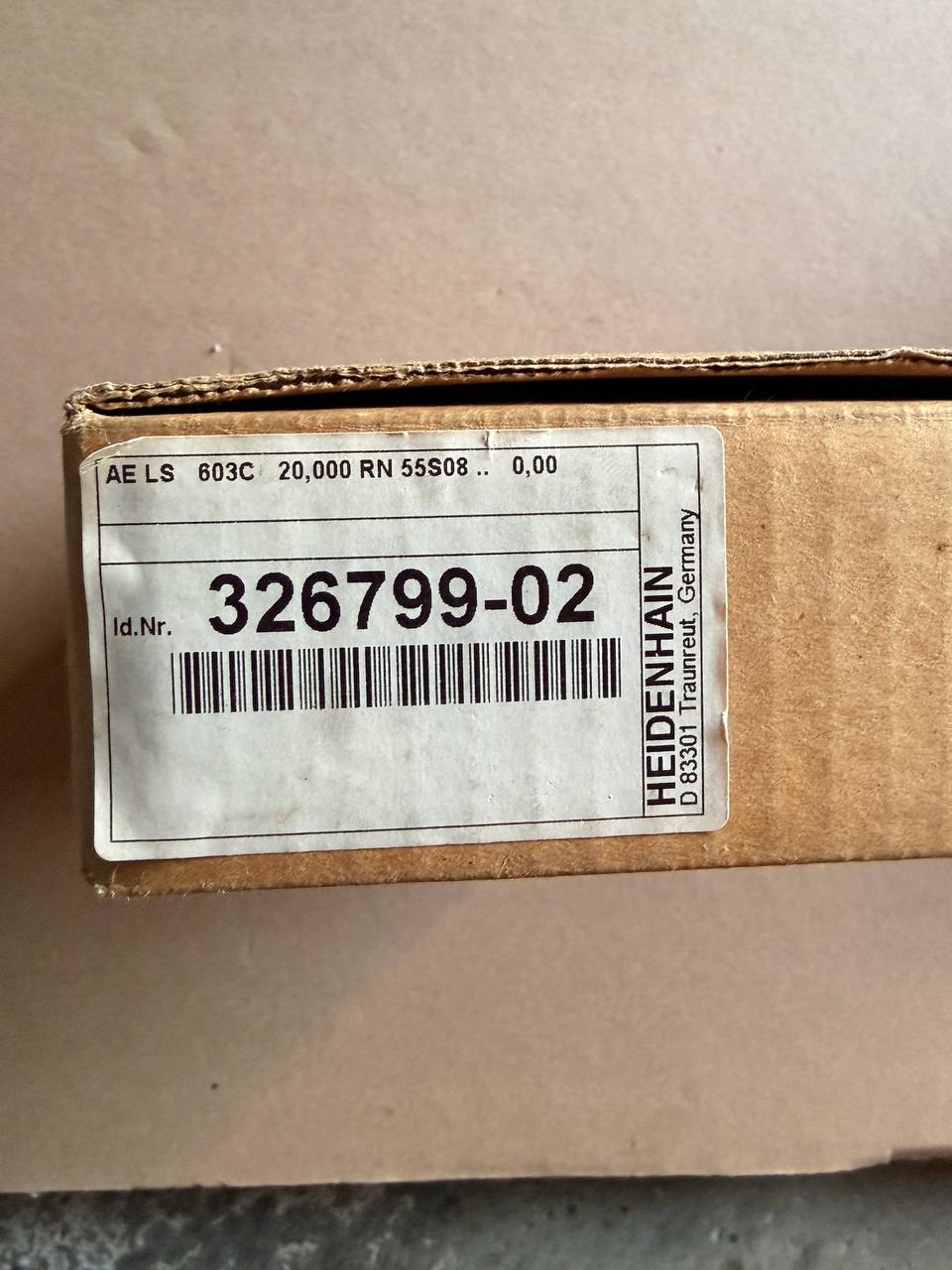 Heidenhain Cardboard box with a label featuring a barcode and text on a gray background