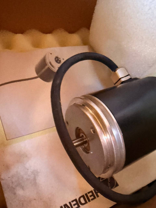 Heidenhain ROD 446 360-Close-up of a black and silver motor on a cardboard surface