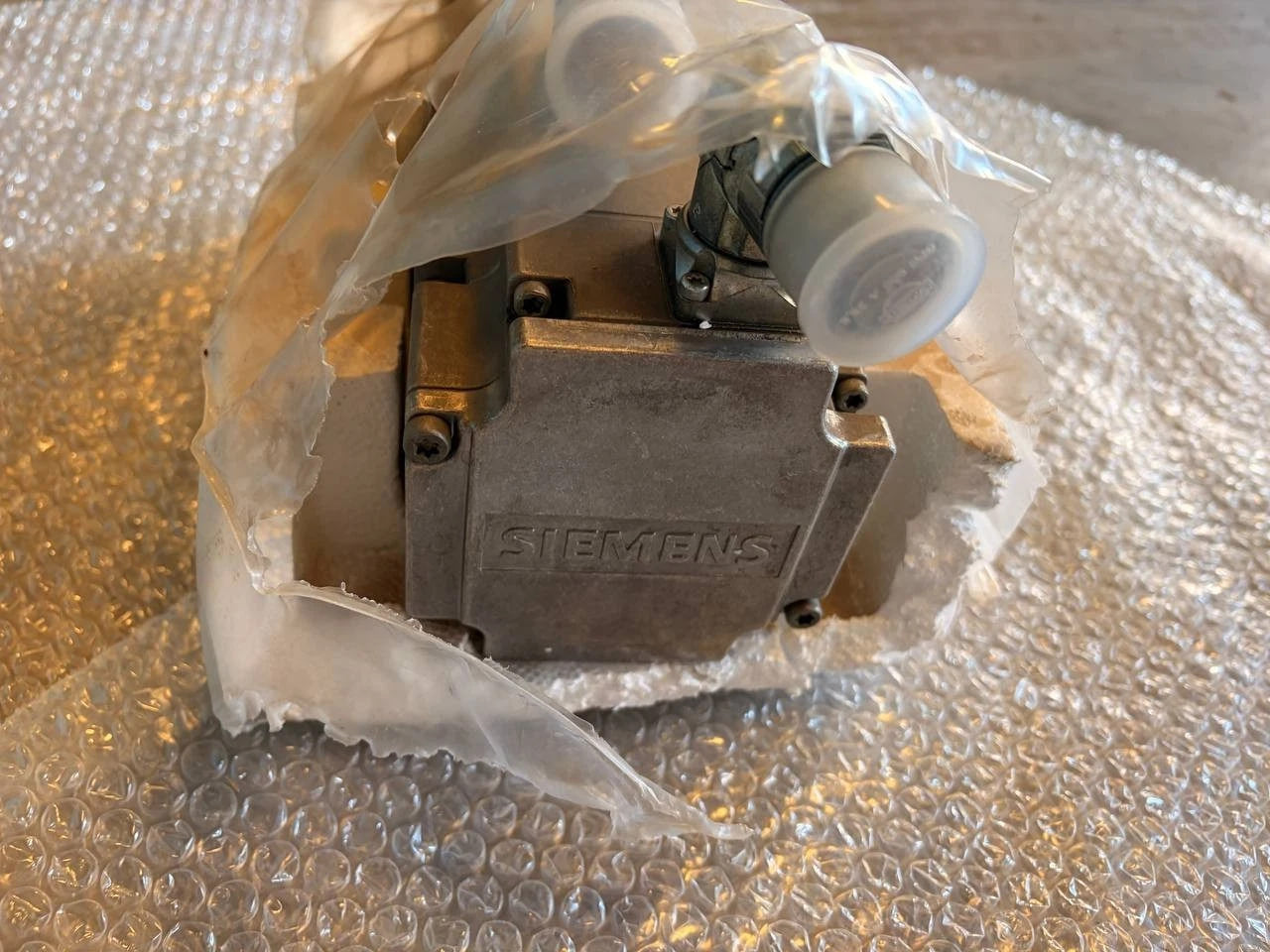 Siemens SIMOTICS S Servomotor 1FK7042-5AF71-1TH0 Synchronous Motor New — tested industrial automation part by Samonde