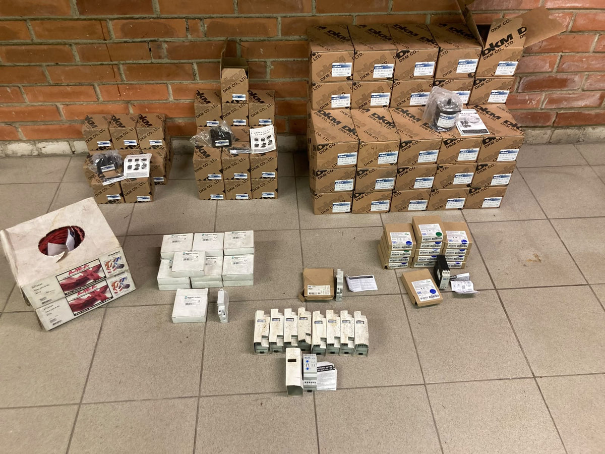 Surplus lot: Overview of the whole lot: DKM motors and gear heads, Fenner belts, WEG, ENTES and Benedikt & Jäger relays