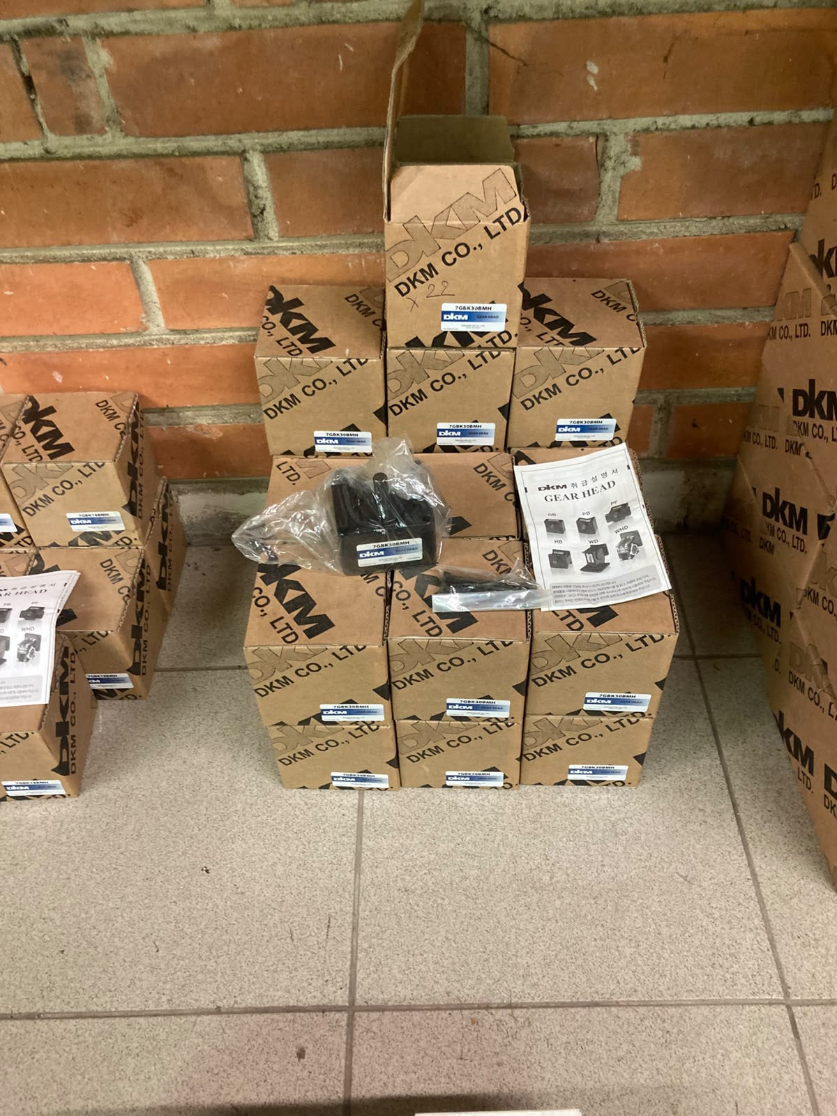 Surplus lot: Stock of boxed DKM 7GBK30BMH gear heads